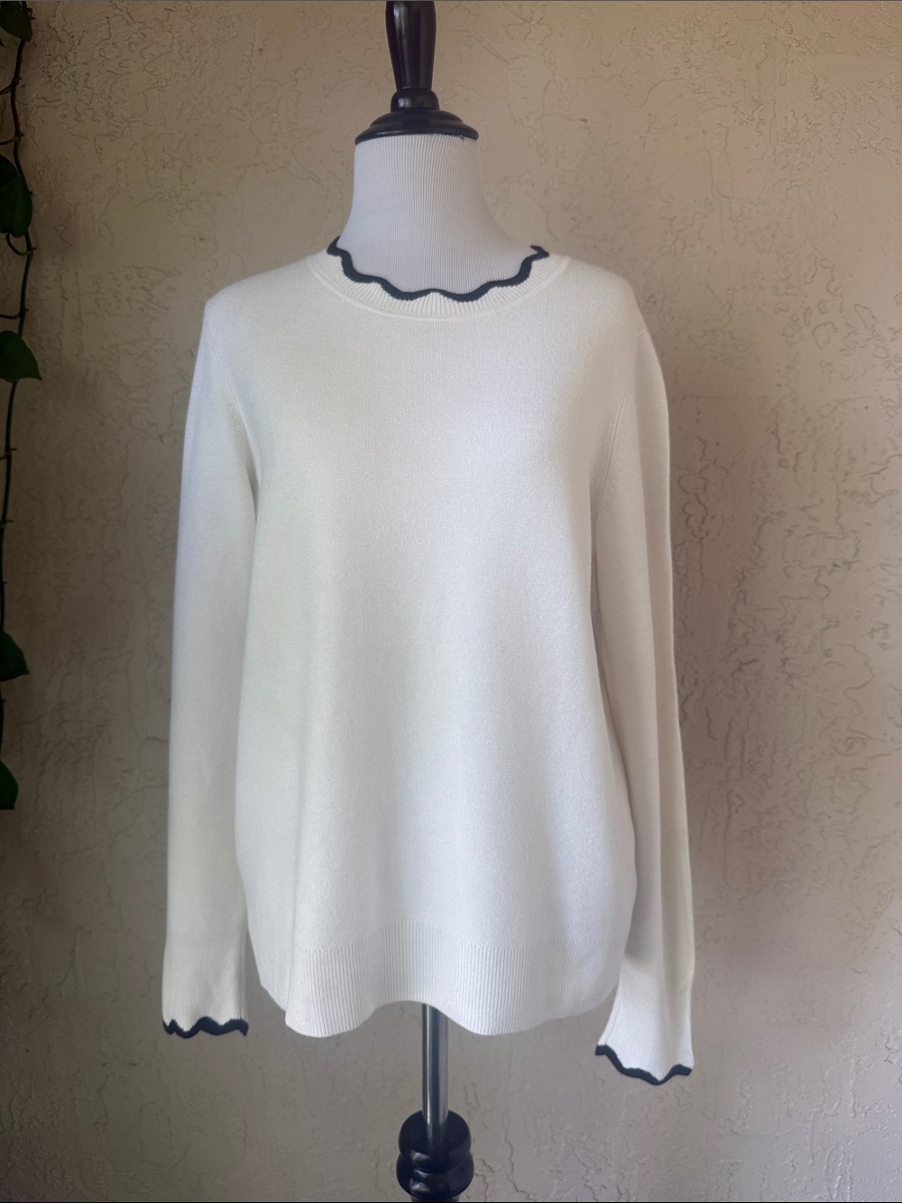 H&M White Sweater with Black Scalloped Trim - Picture 2 of 9